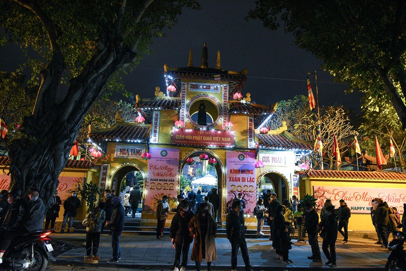 Hà Nội: Sau giao thừa người dân đổ xô đi lễ chùa cầu bình an - ảnh 4