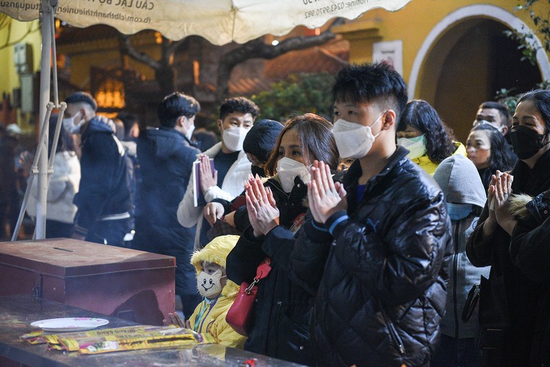 Hà Nội: Sau giao thừa người dân đổ xô đi lễ chùa cầu bình an - ảnh 6