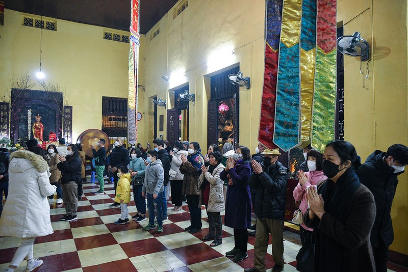 Hà Nội: Sau giao thừa người dân đổ xô đi lễ chùa cầu bình an - ảnh 7