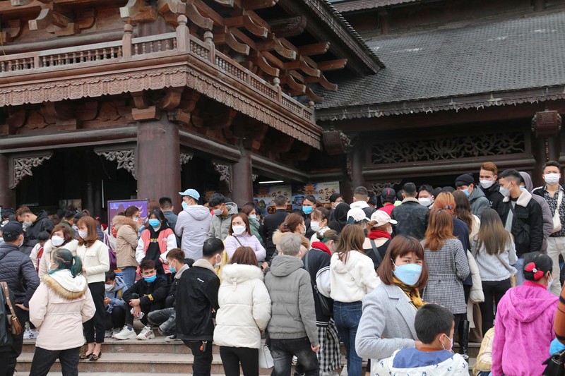 Hàng ngàn người dân chen chúc tại khu du lịch chùa Tam Chúc - ảnh 3