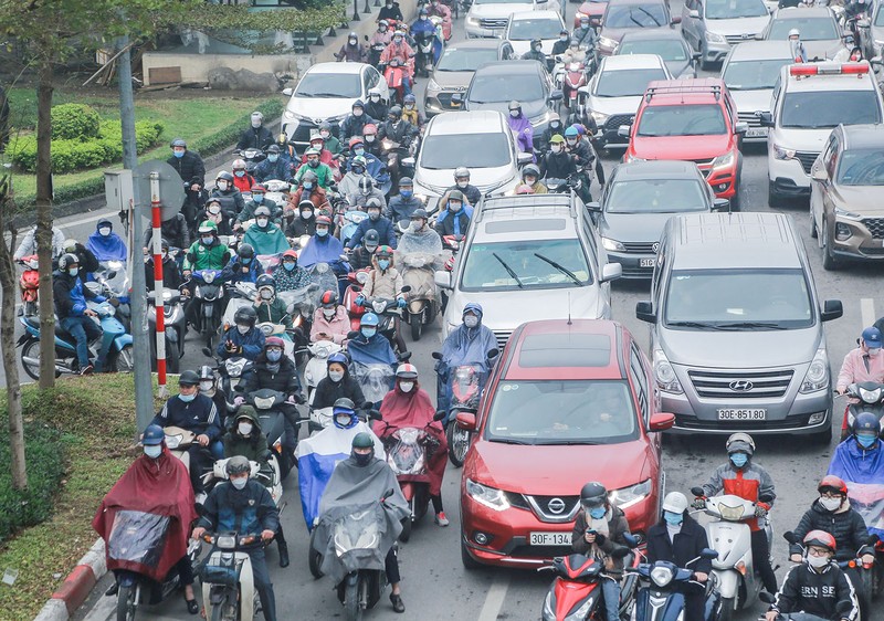 Giao thông ùn tắc, người dân Hà Nội đội mưa đi làm ngày đầu năm mới - ảnh 5