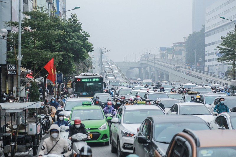 Giao thông ùn tắc, người dân Hà Nội đội mưa đi làm ngày đầu năm mới - ảnh 4