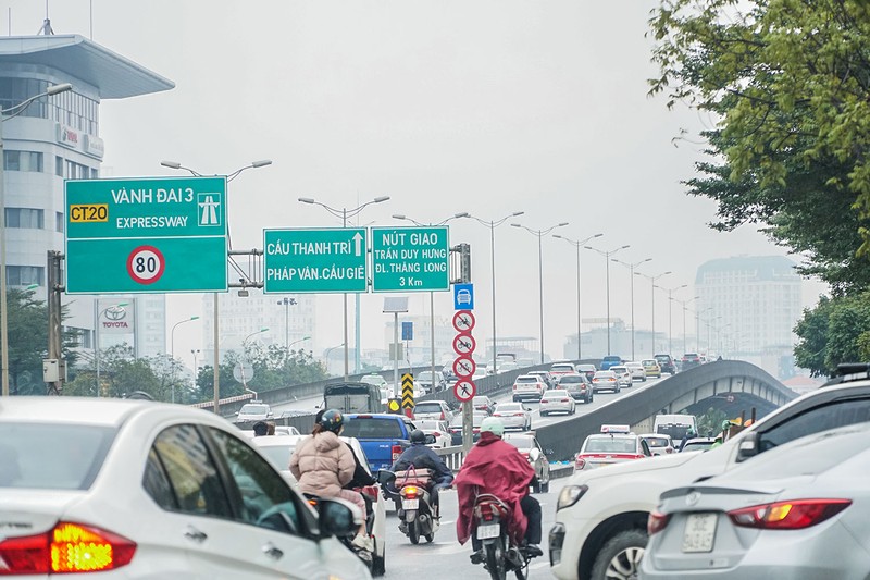 Giao thông ùn tắc, người dân Hà Nội đội mưa đi làm ngày đầu năm mới - ảnh 1