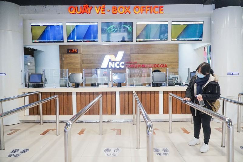 Hà Nội: Rạp chiếu phim tất bật chuẩn bị đón khách sau gần 1 năm đóng cửa - ảnh 2