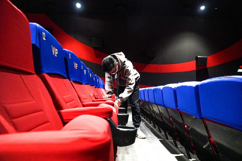 Hà Nội: Rạp chiếu phim tất bật chuẩn bị đón khách sau gần 1 năm đóng cửa - ảnh 8