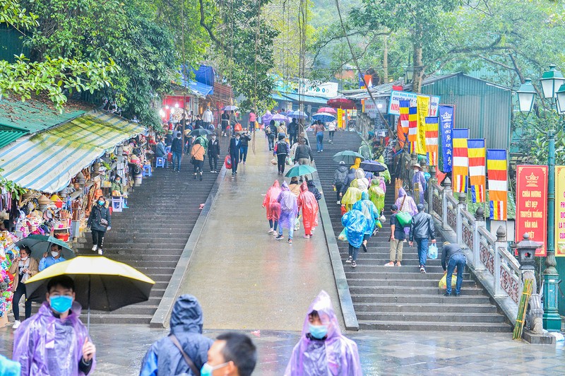 Du khách đội mưa tới chùa Hương trong ngày mở cửa chính thức - ảnh 8