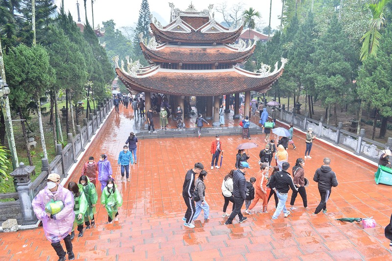 Du khách đội mưa tới chùa Hương trong ngày mở cửa chính thức - ảnh 7