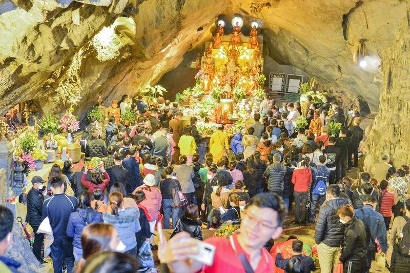 Du khách đội mưa tới chùa Hương trong ngày mở cửa chính thức - ảnh 10