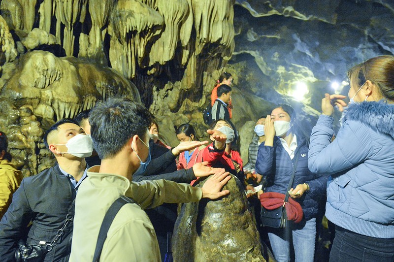 Du khách đội mưa tới chùa Hương trong ngày mở cửa chính thức - ảnh 9