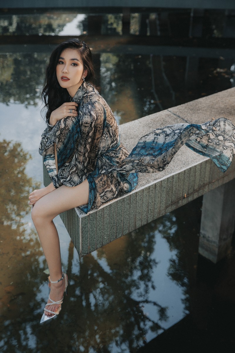 Á hậu Phương Anh sành điệu với loạt váy áo của Lê Thanh Hòa - ảnh 12