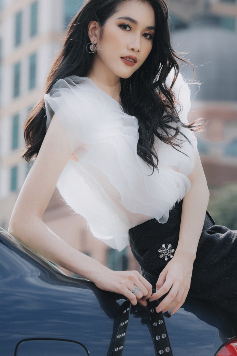 Á hậu Phương Anh sành điệu với loạt váy áo của Lê Thanh Hòa - ảnh 10