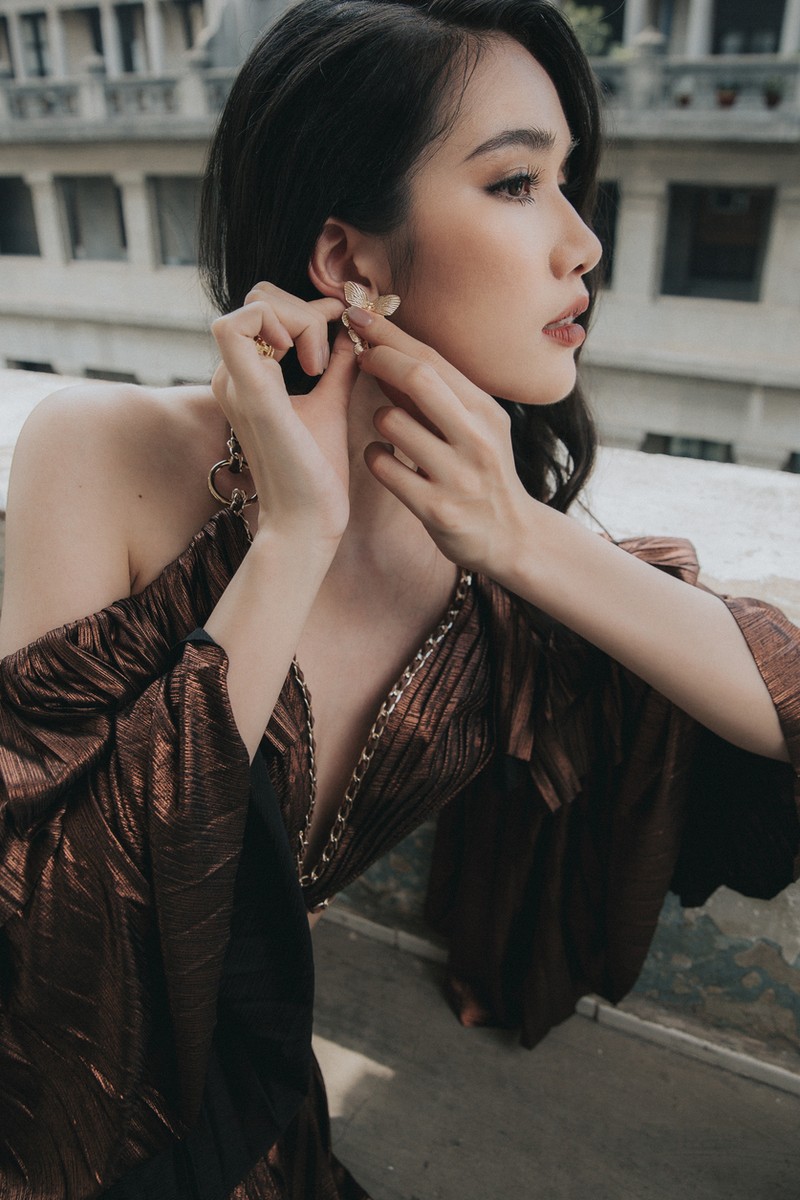 Á hậu Phương Anh sành điệu với loạt váy áo của Lê Thanh Hòa - ảnh 6