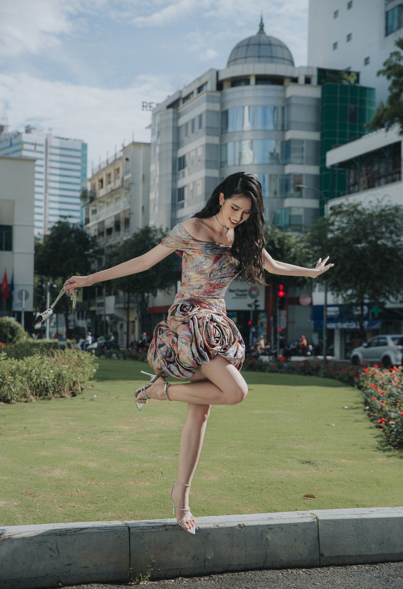 Á hậu Phương Anh sành điệu với loạt váy áo của Lê Thanh Hòa - ảnh 8