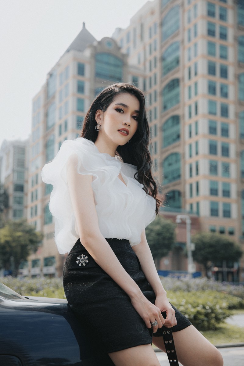 Á hậu Phương Anh sành điệu với loạt váy áo của Lê Thanh Hòa - ảnh 1