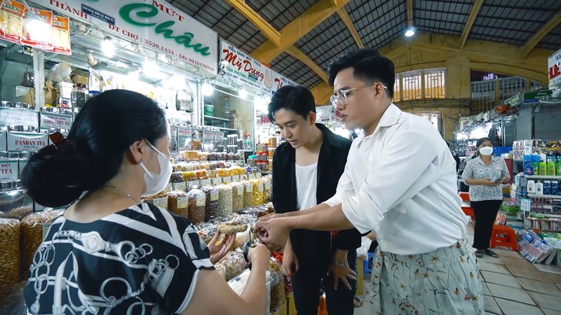 MC Quốc Bảo và diễn viên Duy Khương thách nhau mua đồ tại chợ Bến Thành  - ảnh 2