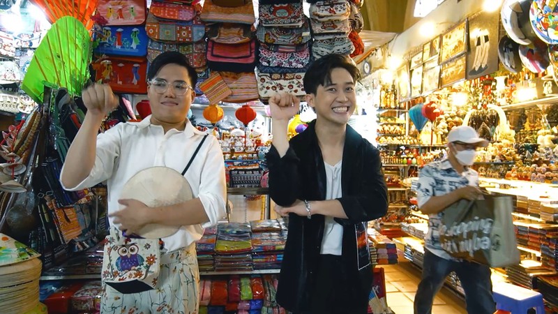 MC Quốc Bảo và diễn viên Duy Khương thách nhau mua đồ tại chợ Bến Thành  - ảnh 1