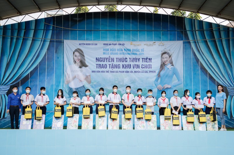 Hoa hậu Thùy Tiên trao học bổng cho các học sinh nghèo hiếu học tại Củ Chi - ảnh 3