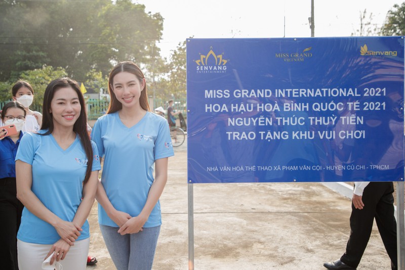 Hoa hậu Thùy Tiên trao học bổng cho các học sinh nghèo hiếu học tại Củ Chi - ảnh 1