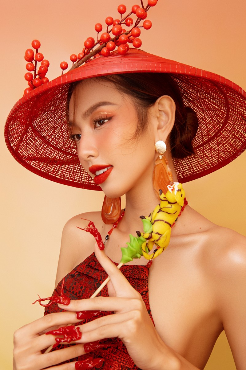 Hoa hậu Thùy Tiên đẹp chuẩn Á Đông trong bộ ảnh Tết - ảnh 4