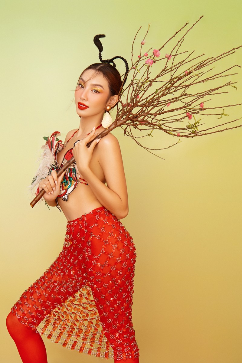 Hoa hậu Thùy Tiên đẹp chuẩn Á Đông trong bộ ảnh Tết - ảnh 2