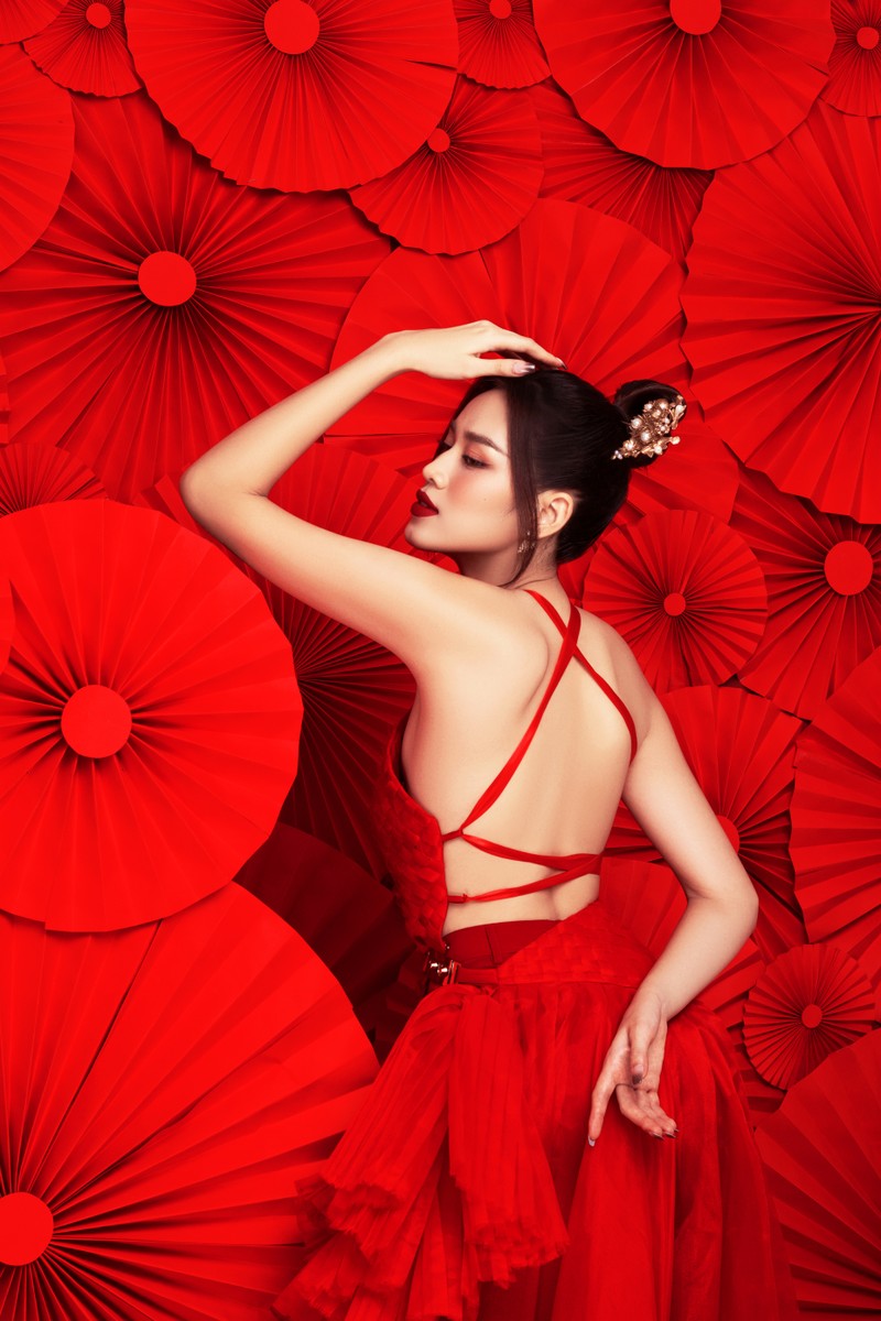 Hoa hậu Đỗ Hà diện yếm đỏ, khoe lưng trần gợi cảm trong bộ ảnh Tết - ảnh 5