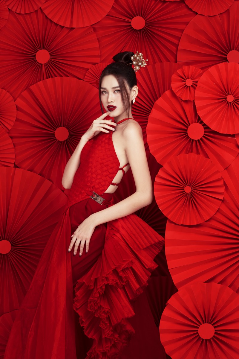 Hoa hậu Đỗ Hà diện yếm đỏ, khoe lưng trần gợi cảm trong bộ ảnh Tết - ảnh 2
