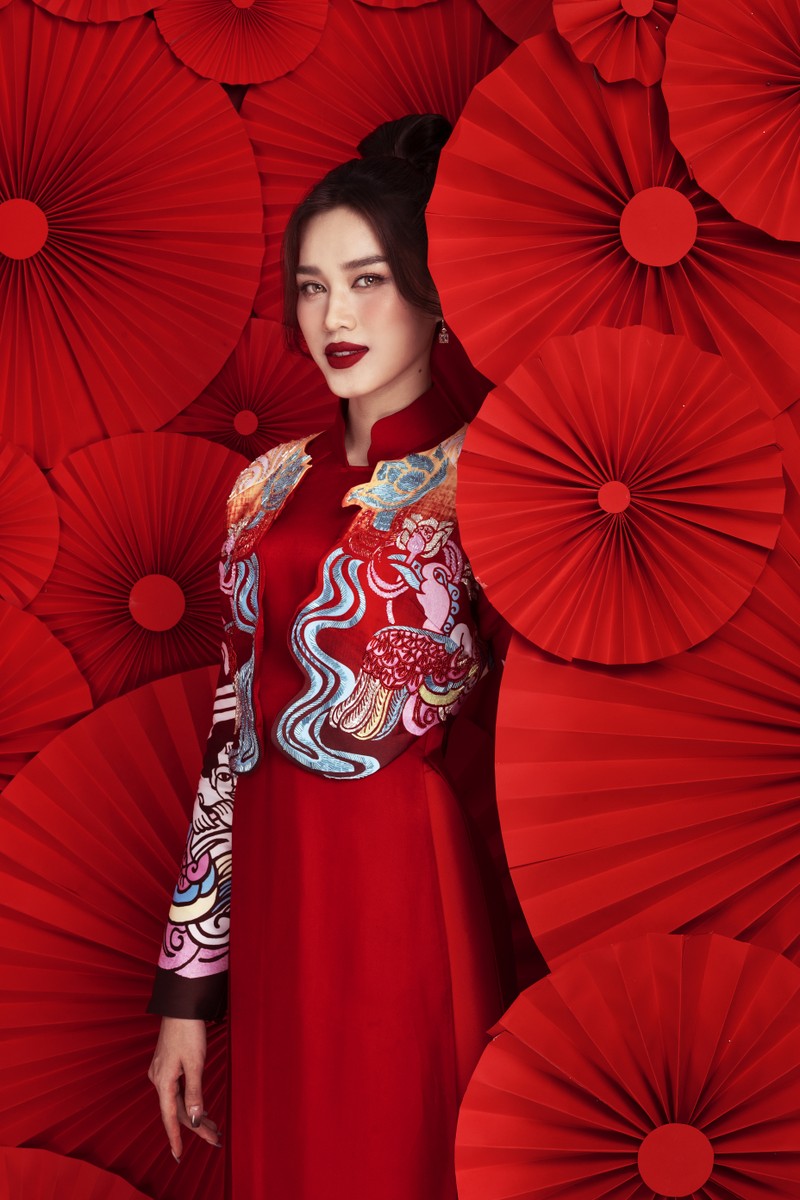 Hoa hậu Đỗ Hà diện yếm đỏ, khoe lưng trần gợi cảm trong bộ ảnh Tết - ảnh 3