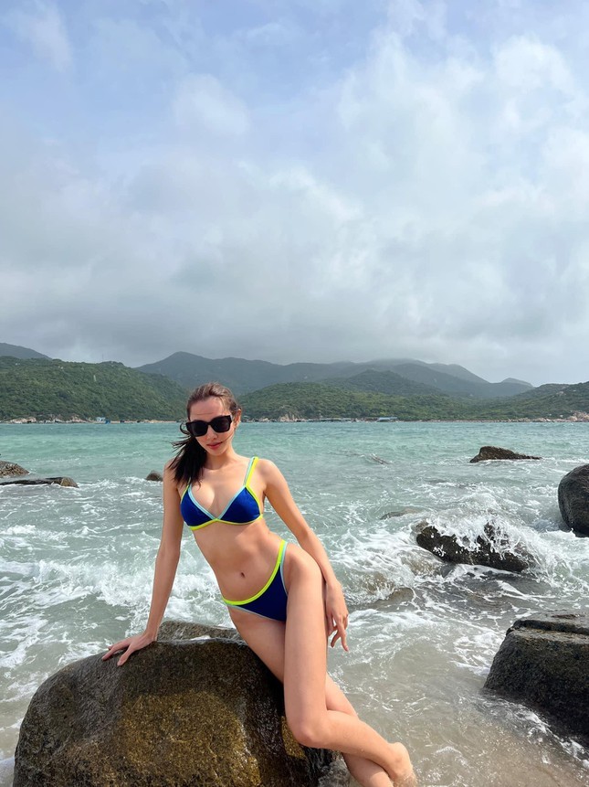Hoa hậu Thùy Tiên diện bikini nhân dịp đầu năm mới - ảnh 5