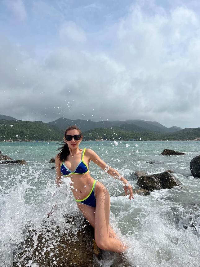 Hoa hậu Thùy Tiên diện bikini nhân dịp đầu năm mới - ảnh 4
