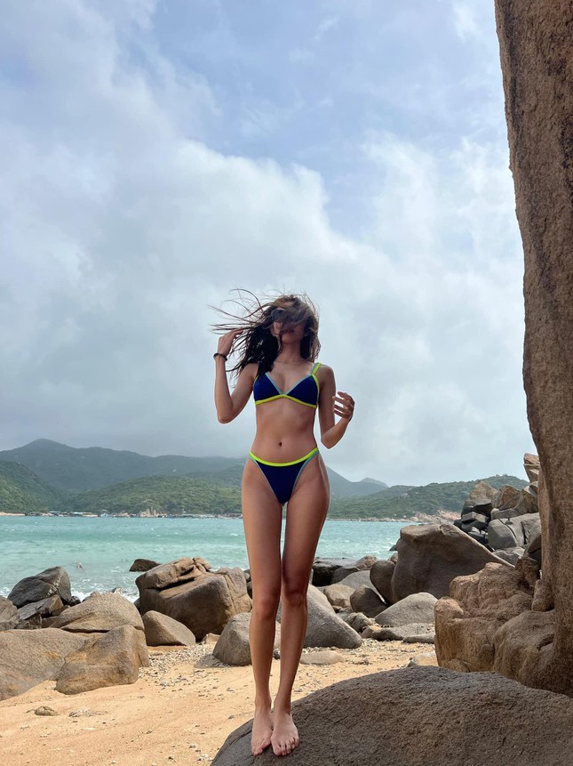 Hoa hậu Thùy Tiên diện bikini nhân dịp đầu năm mới - ảnh 3