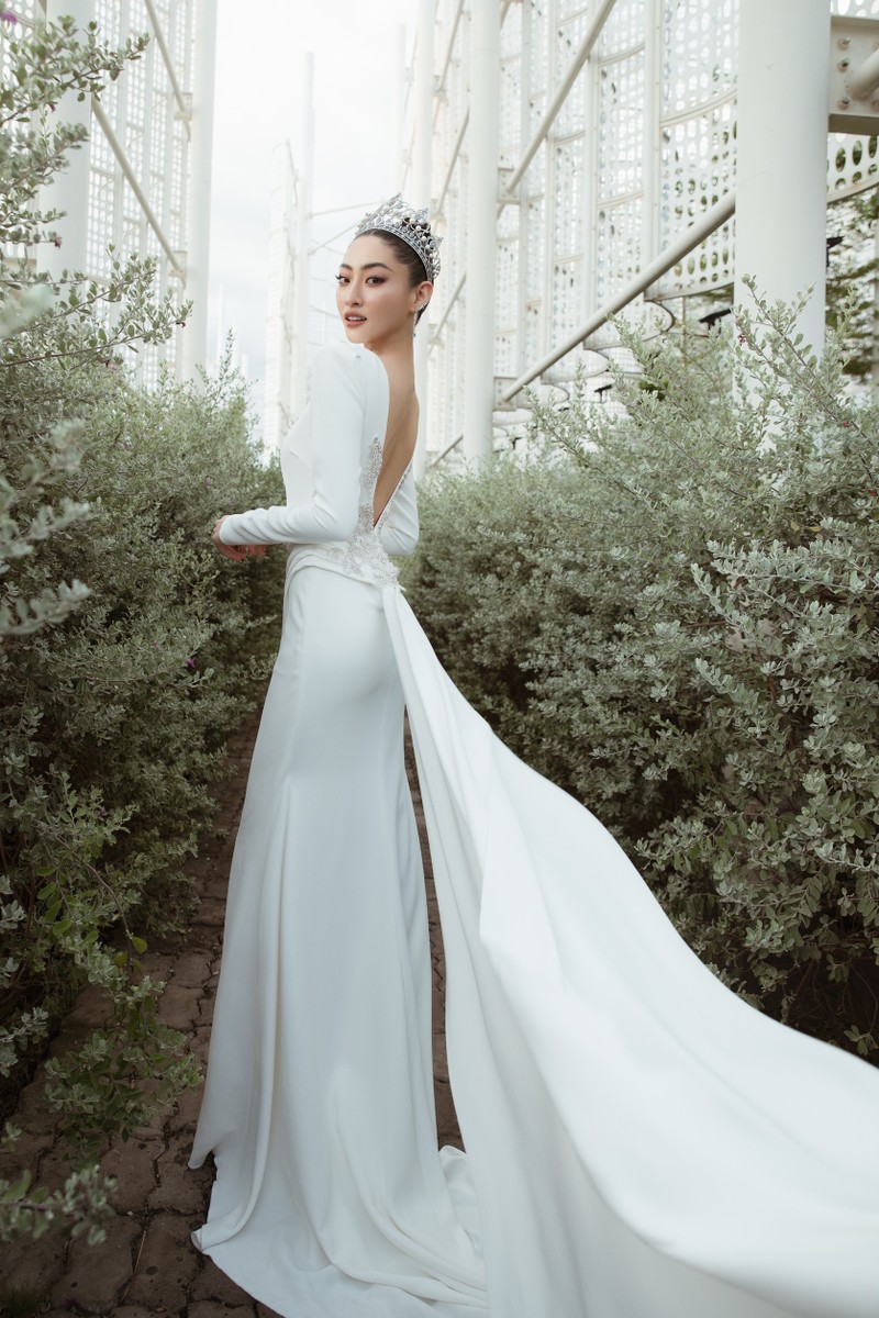 Lương Thùy Linh trở thành tâm điểm sự kiện với bộ váy cưới 6.000 USD - ảnh 1