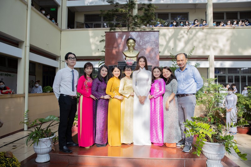 Mạng xã hội truyền tay nhau hình ảnh Thùy Tiên xinh đẹp trong áo dài nữ sinh - ảnh 5
