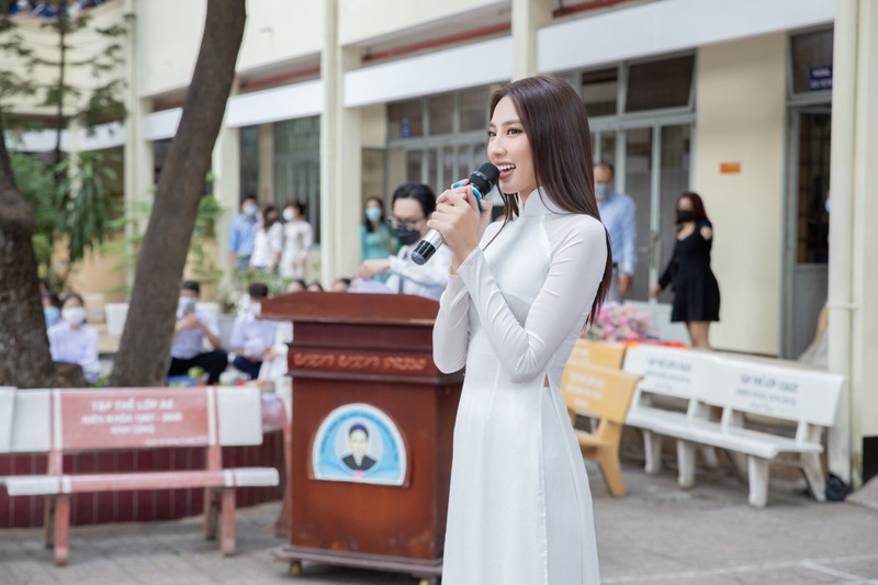 Mạng xã hội truyền tay nhau hình ảnh Thùy Tiên xinh đẹp trong áo dài nữ sinh - ảnh 3