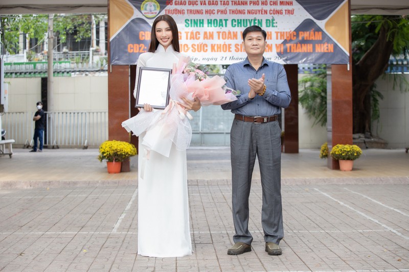 Mạng xã hội truyền tay nhau hình ảnh Thùy Tiên xinh đẹp trong áo dài nữ sinh - ảnh 4