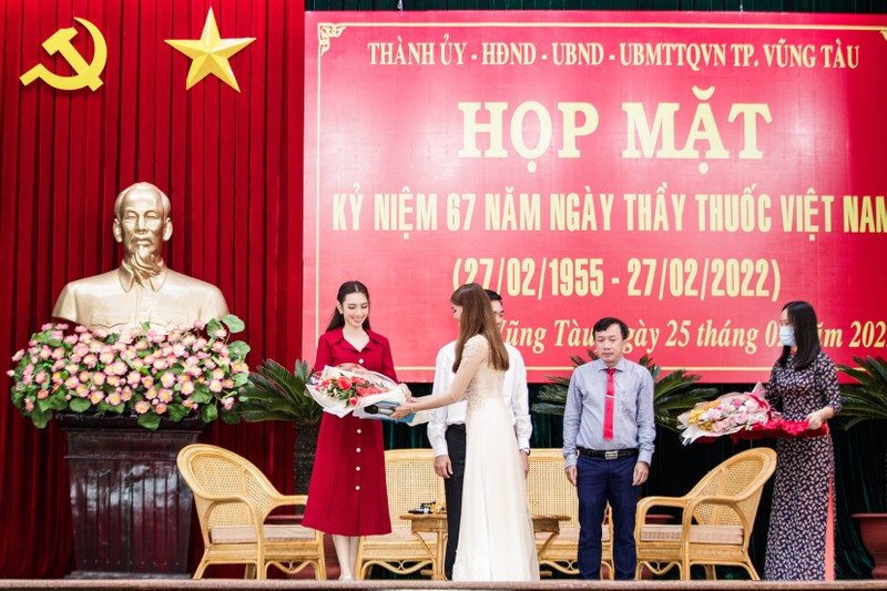 Hoa hậu Thùy Tiên tri ân ngày Thầy thuốc Việt Nam - ảnh 3