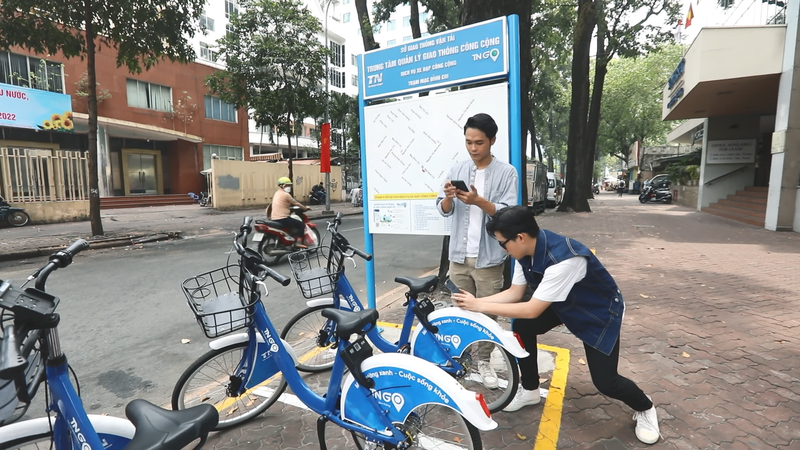 MC Quốc Bảo và Huỳnh Thanh Trực đua xe đạp công cộng - ảnh 2