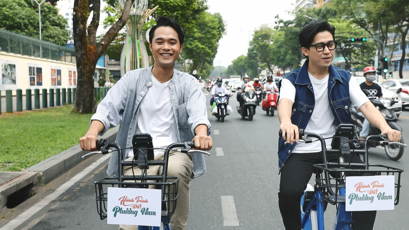 MC Quốc Bảo và Huỳnh Thanh Trực đua xe đạp công cộng - ảnh 1