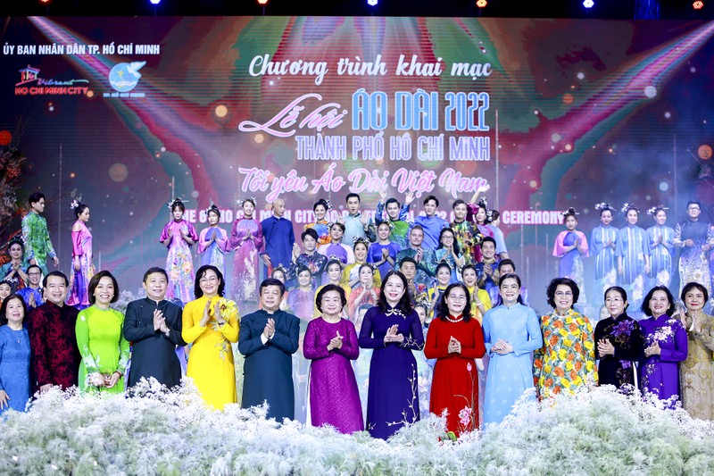 Chùm ảnh: Lễ hội áo dài TP.HCM 2022 với sự góp mặt của 100 văn nghệ sĩ - ảnh 1
