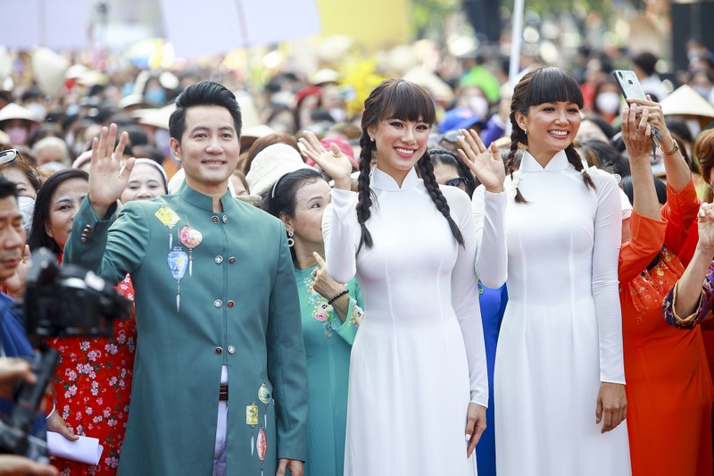 Hoa hậu H’Hen Niê, Á Hậu Kim Duyên cùng 2.000 người diễu hành tại lễ hội áo dài - ảnh 2