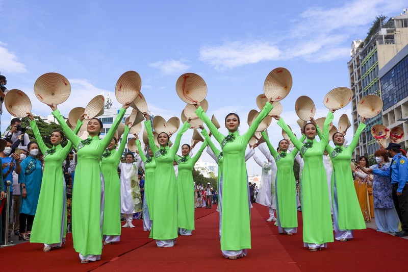 Hoa hậu H’Hen Niê, Á Hậu Kim Duyên cùng 2.000 người diễu hành tại lễ hội áo dài - ảnh 4