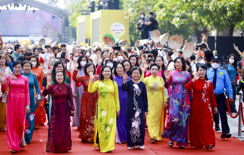 Hoa hậu H’Hen Niê, Á Hậu Kim Duyên cùng 2.000 người diễu hành tại lễ hội áo dài - ảnh 1