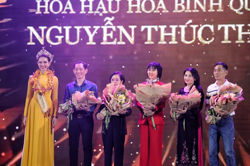 Hoa hậu Thuỳ Tiên bật khóc trước tình cảm của hàng ngàn khán giả tại SVĐ Phú Thọ - ảnh 7