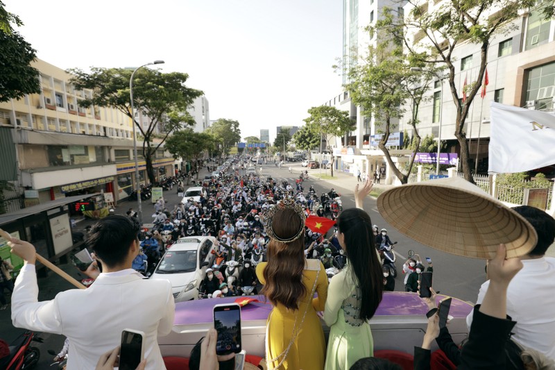 Hoa hậu Thuỳ Tiên bật khóc trước tình cảm của hàng ngàn khán giả tại SVĐ Phú Thọ - ảnh 10