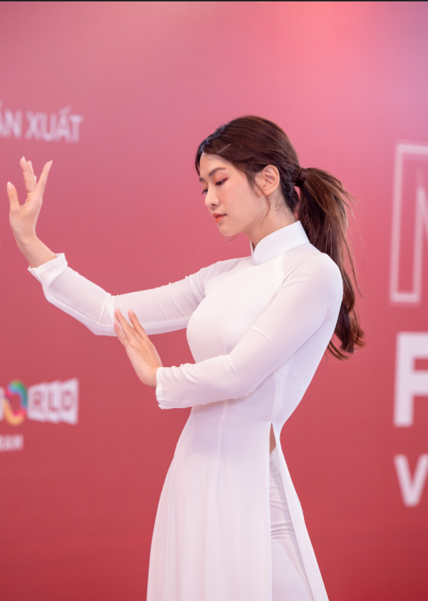 Lê Bống dịu dàng trong tà áo dài trắng thi Hoa hậu Thể thao Việt Nam - ảnh 1