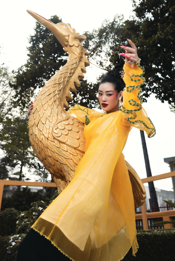 Ngày vía thần tài, hoa hậu Khánh Vân khoe sắc trong trang phục áo dài - ảnh 5