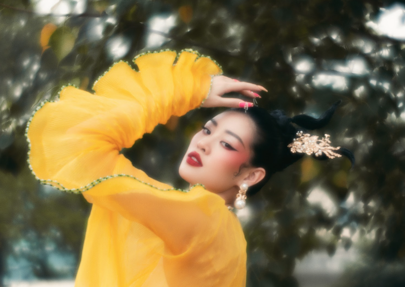Ngày vía thần tài, hoa hậu Khánh Vân khoe sắc trong trang phục áo dài - ảnh 3
