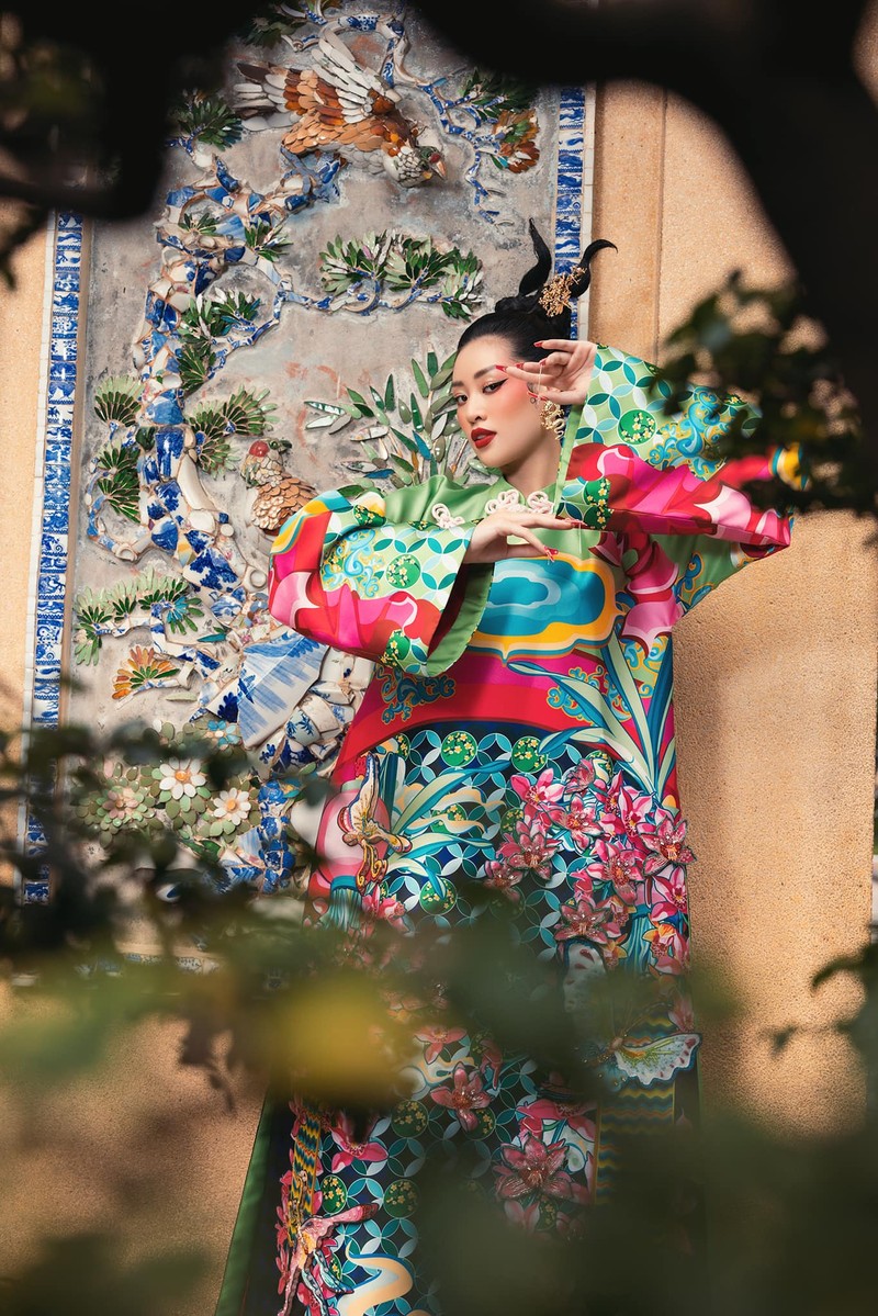 Ngày vía thần tài, hoa hậu Khánh Vân khoe sắc trong trang phục áo dài - ảnh 11