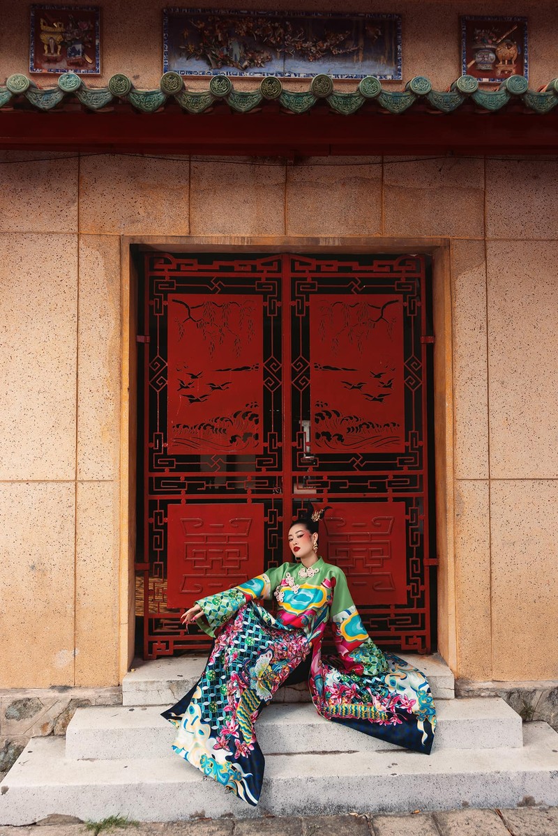 Ngày vía thần tài, hoa hậu Khánh Vân khoe sắc trong trang phục áo dài - ảnh 10