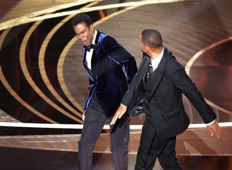 Sau khi ‘choảng’ MC trên sân khấu, Will Smith xúc động dành tượng vàng Oscar - ảnh 1