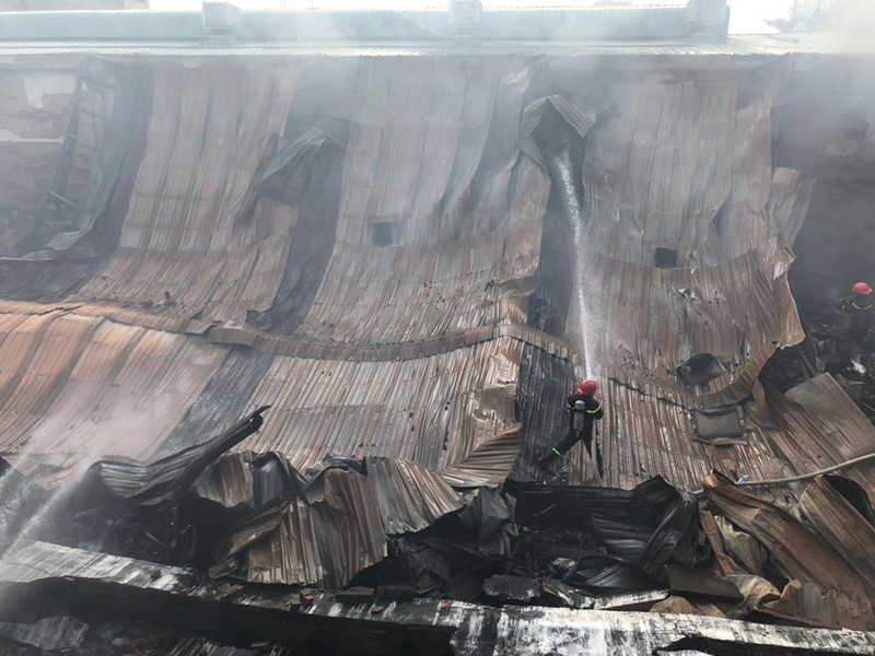 Cháy kho hàng ở Bình Tân, hàng trăm tiểu thương tháo chạy - ảnh 2